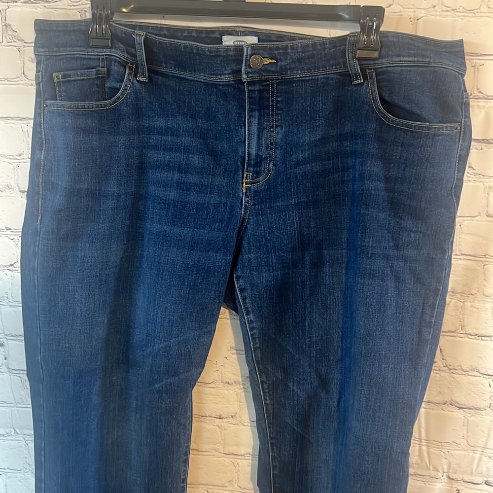 22W Old Navy distressed blue jeans. Preloved  in very good condition. Spandex